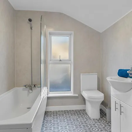 Harrington Haven 4 Bed Contractor Friendly House With Parking * 워킹턴